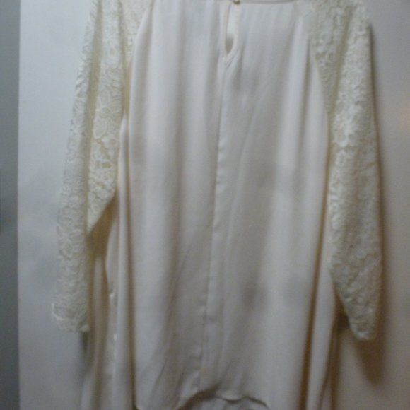 Cato 26/28 White Double layered draped front 3/4 Sleeve Top w/ Lace sleeves - Picture 3 of 12